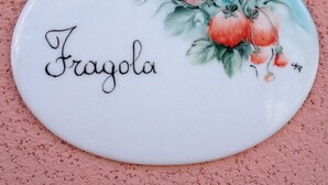 A ceramic plaque with the name "Fragola" and a floral design. - Lake Como - Residence La Collina - Strawberry (Vercana)