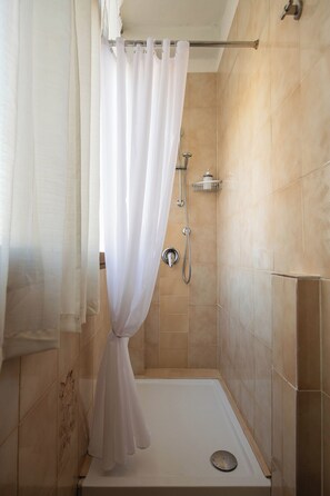 Duschwanne, Whirlpool, Haartrockner, Bidet