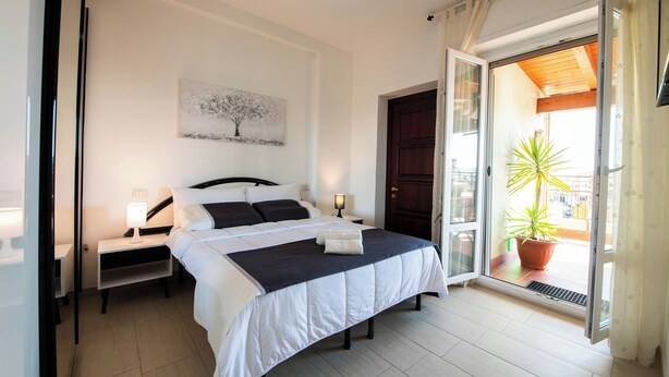 Room - The terrace on the park - bathrooms in the room - panoramic - near the beach (Quartu Sant'Elena)