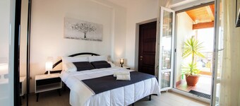 The terrace on the park - bathrooms in the room - panoramic - near the beach