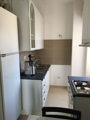 Réfrigérateur, micro-ondes, plaque de cuisson, cafetière/bouilloire