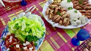 Ett bord med två tallrikar mat, den ena med en sallad och den andra med ris och räkor.