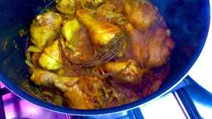 En kastrull med en gryta som innehåller kött och grönsaker.