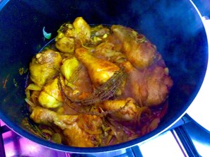 Une cocotte contenant un ragoût de viande et de légumes.