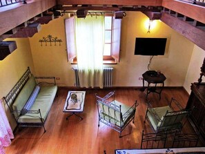 TV, fireplace - VILLA CASOLARE 4 bedroom villa with panoramic pool close to Perugia Gubbio Assis (Ramazzano - Le Pulci)