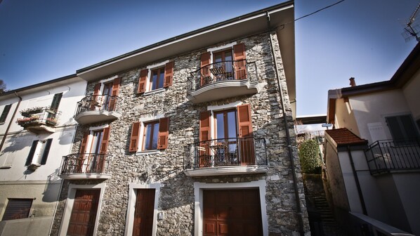 Exterior - HOUSE OF VICTORY 4 FRONT LAKE AP2 GARDEN & SPA (Colmegna)