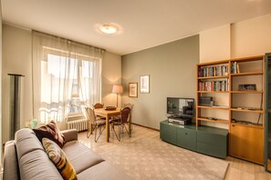 Fernseher, DVD-Player, Tischfußball, Bücher