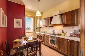 Een koelkast, een oven, een kookplaat, een vaatwasser