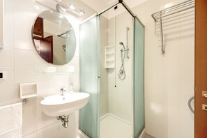 Shower, hair dryer, bidet, towels - Naviglio Grande Double Apartment (Milano)