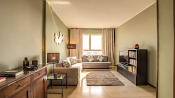 Fernseher, DVD-Player, Tischfußball, Bücher