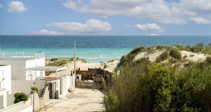 Maison sur la plage Ă Torre Lapillo, derriĂšre les dunes de sable
