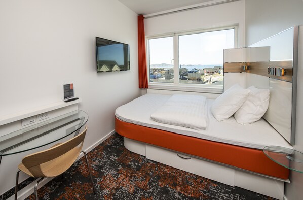 Premium bedding, pillowtop beds, desk, blackout drapes - HHE Express Hotel (Nuuk)