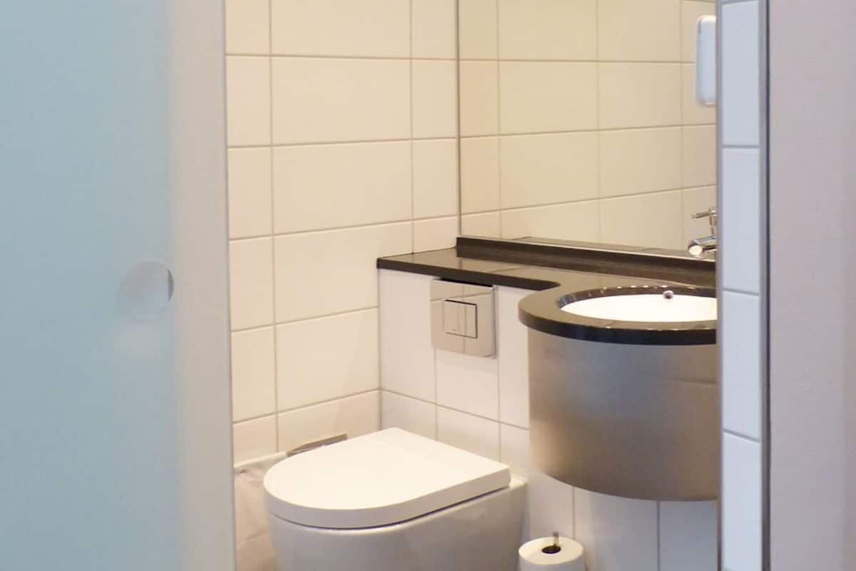 shower, eco-friendly toiletries, towels, soap