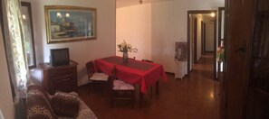 Televisión, libros y impresora 