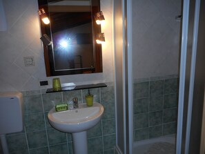 Douche, sĂšche-cheveux, bidet, serviettes fournies
