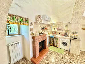 Réfrigérateur, micro-ondes, plaque de cuisson, lave-vaisselle