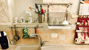 Kaffetrakter/tekoker, kjøleskap, mikrobølgeovn og kokeplater