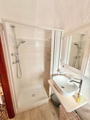 Shower, hair dryer, bidet, towels - Trulli Fenice (2 Bedrooms) (Martina Franca)
