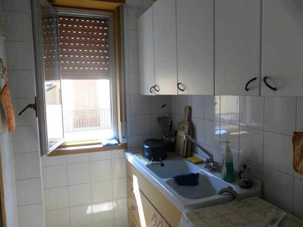 Frigorifero, forno, piano cottura, macchina per tè/caffè