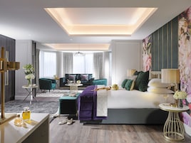 Colchones con efecto memoria y caja de seguridad en la habitación