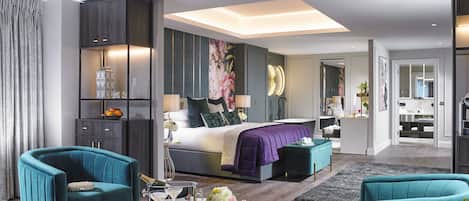 Suite – junior | Memory foam-senger, safe på rommet og skrivebord