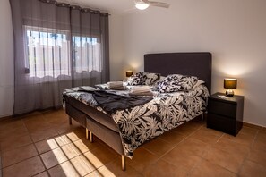 6 habitaciones, escritorio y tabla de planchar con plancha 