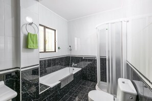 Ducha y bañera combinadas, secador de pelo y toallas
