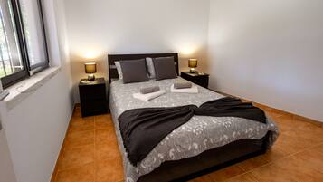 6 bedrooms, desk, iron/ironing board, travel crib