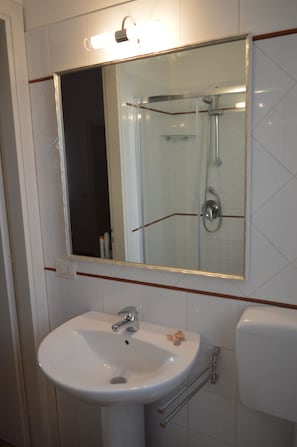 Douche, sèche-cheveux, serviettes fournies, savon