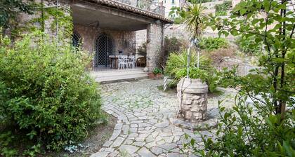 Palazzo del 500 in the heart of the historic center with hanging garden