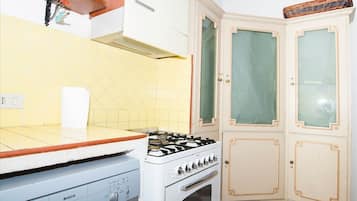 Fridge, oven, stovetop, coffee/tea maker