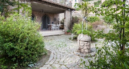 Palazzo del 500 in the heart of the historic center with hanging garden