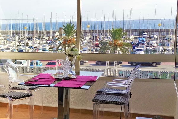 Esstisch. Blick auf den Yachthafen und das Meer