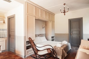 2 bedrooms, iron/ironing board, travel cot, free WiFi