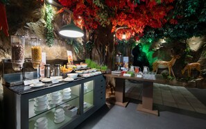 Bữa sáng buffet hàng ngày với phụ phí nhỏ