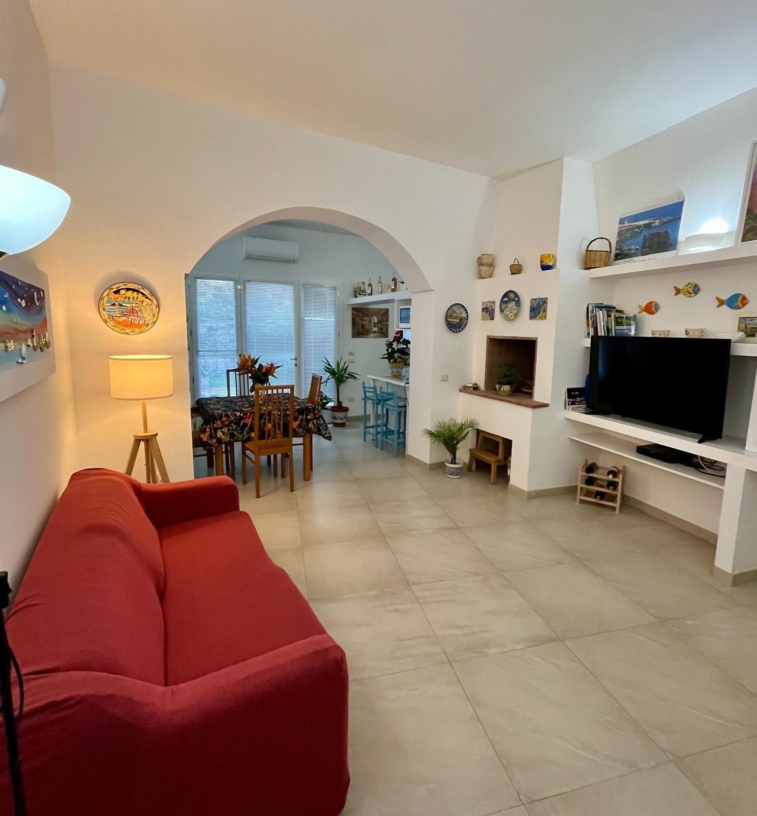 Smart TV, fireplace, books, stereo