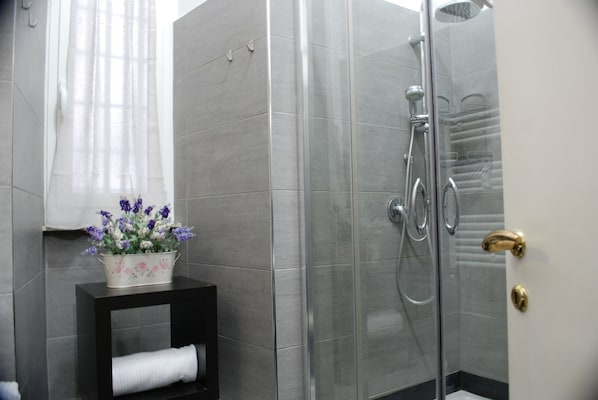 Shower, hair dryer, bidet, towels - Constantine First Holiday, St. Peter (Roma)