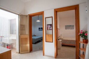 2 Schlafzimmer, Bügeleisen/Bügelbrett