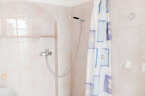 Douche, sĂšche-cheveux, bidet, savon