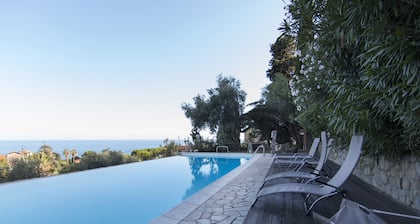 Villa historique avec vue mer et piscine