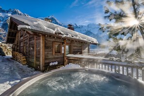 Outdoor spa tub - Luxurious Chalet with Panoramic Views & Hot Tub (Chamonix-Mont-Blanc)