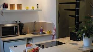 Kaffetrakter/tekoker, kjøleskap, mikrobølgeovn og ovn