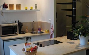 Réfrigérateur, micro-ondes, four, plaque de cuisson