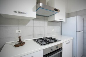 Kühlschrank, Ofen, Herdplatte, Wasserkocher mit Kaffee-/Teezubehör