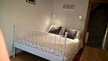 3 chambres, fer et planche Ă repasser, draps fournis