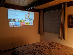 3 chambres, bureau, fer et planche à repasser, lit de bébé portatif