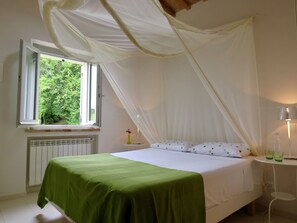 2 slaapkamers, een strijkplank/strijkijzer, internet, beddengoed