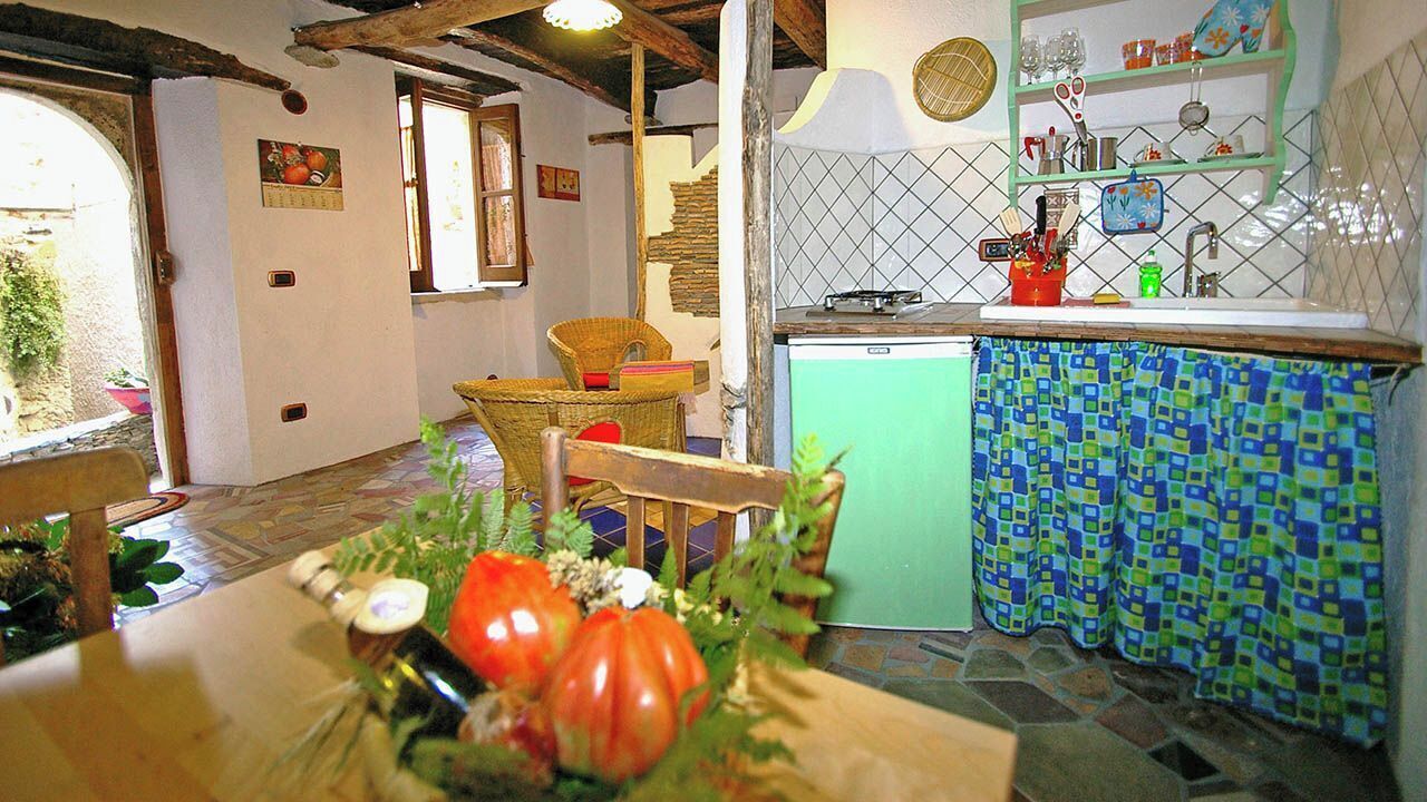 Kühlschrank, Ofen, Herdplatte, Wasserkocher mit Kaffee-/Teezubehör