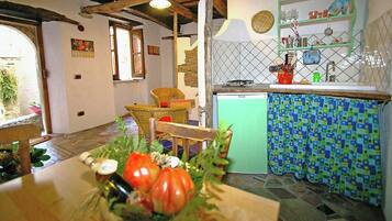 Kühlschrank, Ofen, Herdplatte, Wasserkocher mit Kaffee-/Teezubehör