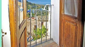 A balcony with a view of the sea and a white wall. - Characteristic house in the historic centre of Belmonte Calabro, Nature and Culture (Belmonte Calabro)